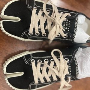 Maison Margiela
Tabi low-top sneakers